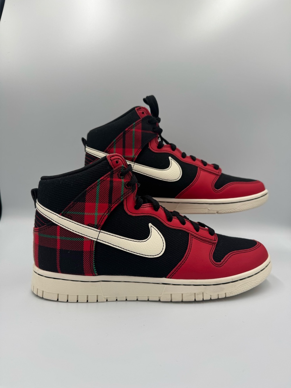 NIKE Mens Dunk High: Plaid, Men size 8.
Women 9-9.5. Black, Red, Cream & Green